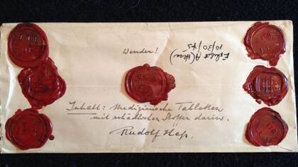 Uno de los sobres de Rudolf Hess, con sellos de cera, donde mantenía muestras de comida supuestamente envenenada