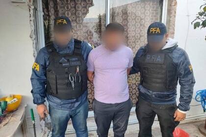 Uno de los sospechosos detenido por la Policía Federal