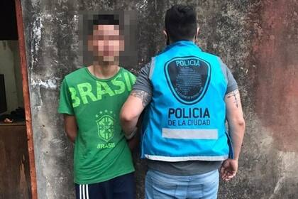 Uno de los sospechosos detenidos por la Policía de la Ciudad