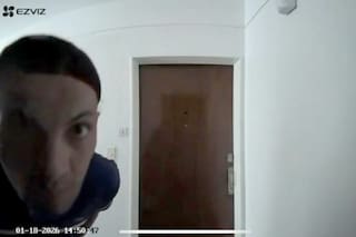 Ingresaron en un edificio para robar y fueron filmados por una cámara instalada en la mirilla de una puerta