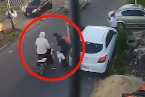 Ataque relámpago: motochorros le arrebataron la camioneta a una mujer y cayeron por las cámaras de seguridad