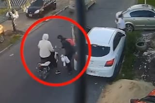 Ataque relámpago: motochorros le arrebataron la camioneta a una mujer y cayeron por las cámaras de seguridad