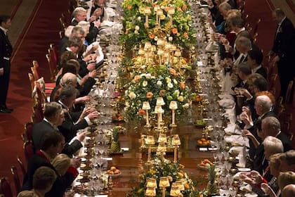 Uno de los suntuosos banquetes reales ofrecidos por la reina