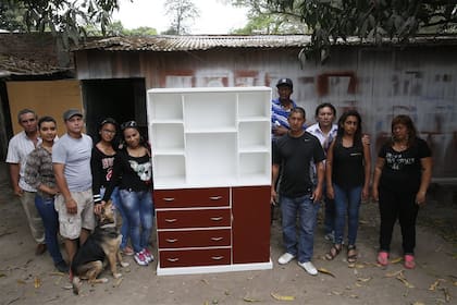 Uno de los talleres de Orán donde familias colombianas fabrican muebles