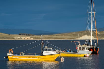 Uno de los tantos barcos amarillos que custodian la costa de Puerto Almanza y son marca registrada del lugar.