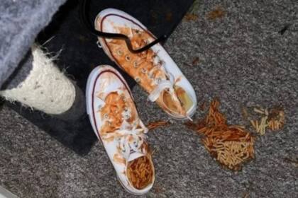 Uno de los tantos detrozos que le provocó su ex fueron las zapatillas llenas de los fideos con salsa envasados.