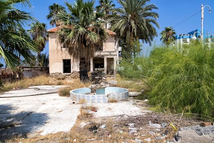 Uno de los tantos edificios abandonados que muestran a Varosha, el centro turístico en la ciudad de Famagusta