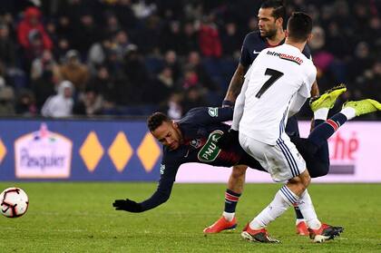 Neymar, ahora ex estrella de PSG, cae ante un futbolistas del Racing de Estrasburgo; BlueCo compró por “apenas” 70 millones de euros el club del este de Francia.