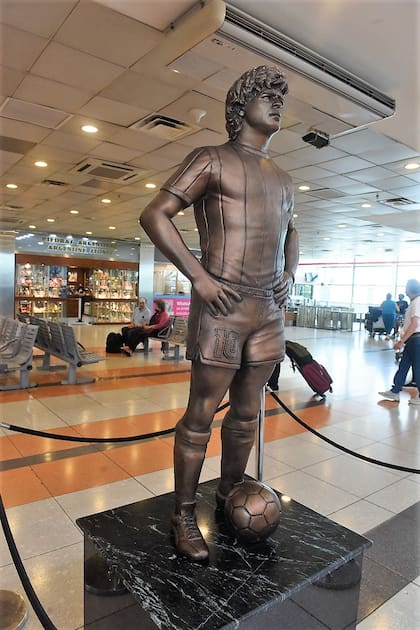 Uno de los tantos homenajes a Maradona, ahora en forma de estatua