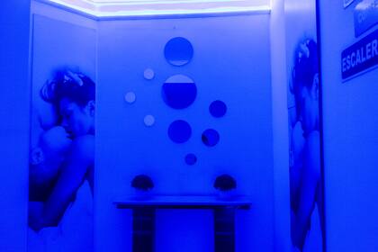 Uno de los tantos rincones de hotel alojamiento que parece haber sido iluminado por un discípulo de Dan Flavin, artista conceptual de fin de siglo pasado