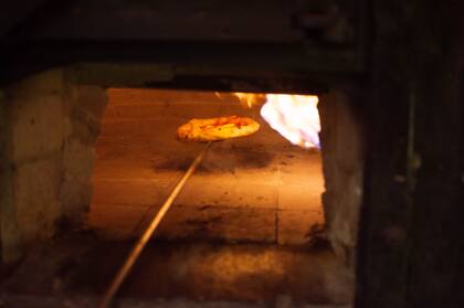 Uno de los tipos de cocción, es el horno de barro para hacer la pizza a la piedra.