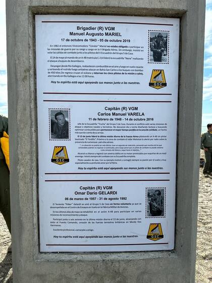 Uno de los tótem que recuerda a los "Halcones" fallecidos en los años posteriores a la guerra (Gentileza Marcelo Moroni).