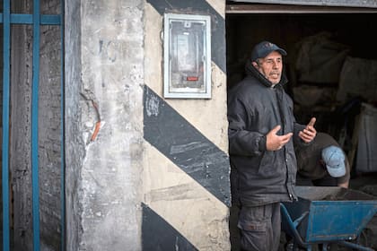 Uno de los trabajadores de la zona en la escena del crimen en Ruta 21 y Carcaraña