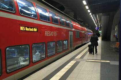 Uno de los trenes de la alemana Deutsche Bahn en la estación central de Berlín
