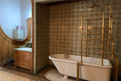 Uno de los tres baños de la propiedad situada en Avenida Belgrano 2800