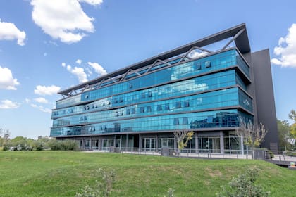 Uno de los tres edificios Skyglass de oficinas