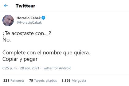 Uno de los tuits de Cabak sobre las versiones de infidelidades