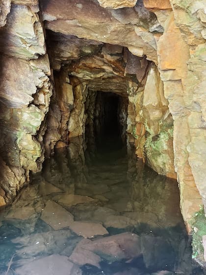 Uno de los túneles de la mina del Cerro Áspero. El ingreso es peligroso, y está prohibido.