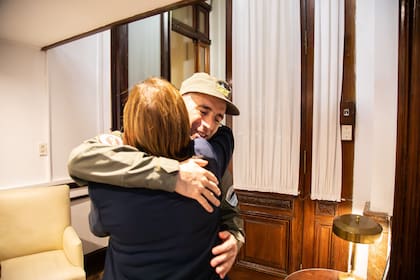 Uno de los varios abrazos que se dieron Bullrich y Gallo en el Senado
