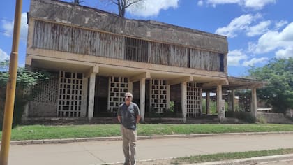 Uno de los vecinos que colabora con el proyecto en el frente del imponente edificio que pronto será reconvertido en centro cultural