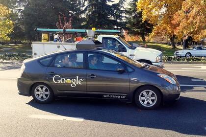 Uno de los vehículos autónomos de Google retratado por uno de los empleados de la compañía