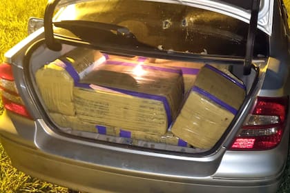 Uno de los vehículos cargados con drogas expuso las marcas del tiroteo