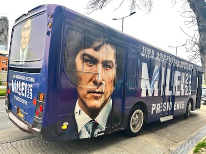 Uno de los vehículos de campaña de Javier Milei, pagado por Fernando Cerimedo