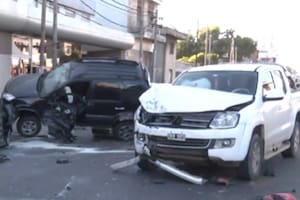 Un impactante choque múltiple entre siete vehículos dejó varios heridos y una camioneta colgando en el aire