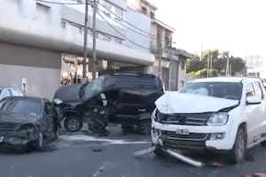 Un impactante choque múltiple entre siete vehículos dejó varios heridos y una camioneta colgando en el aire