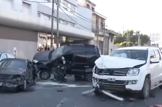 Un impactante choque múltiple entre siete vehículos dejó varios heridos y una camioneta colgando en el aire