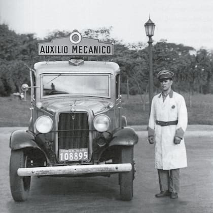 Uno de los vehículos que proveía auxilio mecánico y persona encargada de brindarlo. 1935.