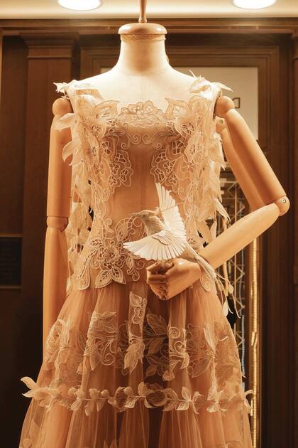 Uno de los vestidazos de su última colección, “El vuelo inesperado”