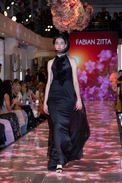 Uno de los vestidos que eligió Fabián Zitta para la pasarela y para la vidriera del local que acaba de inaugurar en Patio Bullrich.