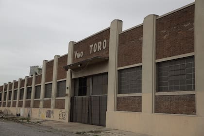 Uno de los viejos ingresos a la bodega mantiene el cartel Vino Toro, uno de los productos más emblemáticos de Fecovita