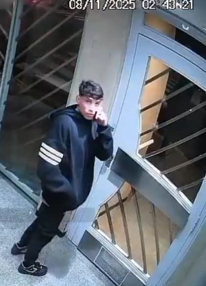 Uno de los viudos negros que quedó grabado por las cámaras de seguridad del edificio de Palermo