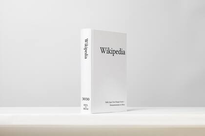 Uno de los volúmenes de la enciclopedia libre on line Wikipedia, representada en uno de los miles de volúmenes impresos de la muestra
