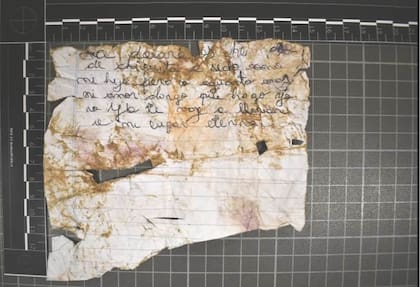 Uno de papeles escritos por puño y letra de Suárez, al que accedió LA NACION