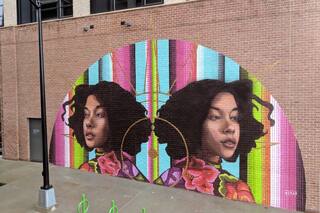 Es argentina, hizo el mural más grande de la Ciudad y lleva su arte a otras paredes del mundo