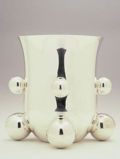 Uno de sus diseños más emblemáticos: un balde para champagne de plata, inspirado en un cetro romano