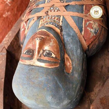 Los ataúdes están prácticamente intactos a pesar de los años e incluyen momias bien conservadas de funcionarios y sacerdotes