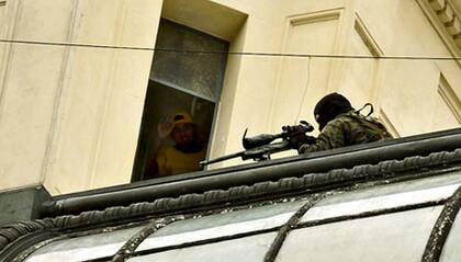Uno francotirador del grupo GEOF tiene en la mira a uno de los asaltantes, cuando éste se asomaba a la ventana y amenazaba a un rehén
