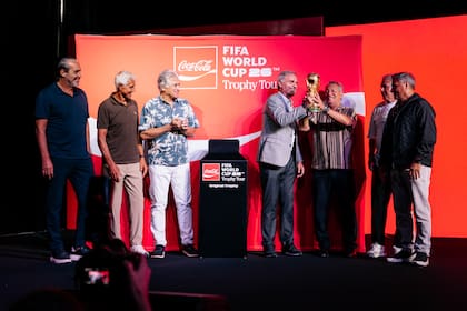 Uno por uno, los campeones del mundo vuelven a besar y levantar el trofeo