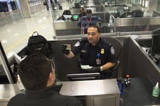 Los documentos obligatorios para migrantes con green card que viajan fuera de EE.UU. desde Florida