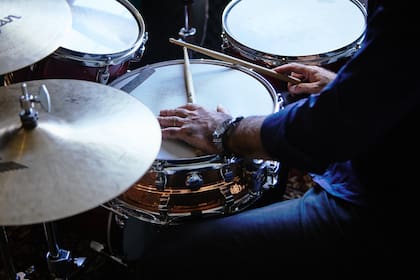 "Uno practica para resolver las cosas que no le salen tan bien, como en la vida. Y como yo toco jazz y hay mucha improvisación, es como si tuviera que hablar con la batería", le cuenta Pipi Piazzolla a LA NACION