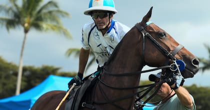 "Uno reconoce a Adolfo Cambiaso por su casco con la bandera argentina"