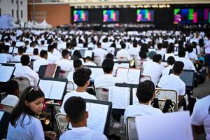 Unos 12.000 músicos venezolanos, incluyendo niños de 12 años hasta adultos integrantes de la principal orquesta del país, la Simón Bolívar, interpretaron la Marcha Eslava dirigidos por el maestro Andrés Ascanio, de 34 años