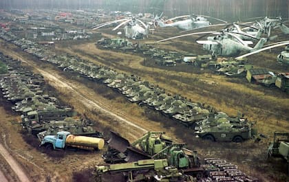 Unos 1350 vehículos de Ejército soviético inutilizados en un depósito de chatarra en Chernobyl (Archivo)