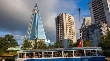 Unos 2.000 trabajadores colocaron láminas de cristal en sus paredes de cemento y anillos en su cúpula piramidal