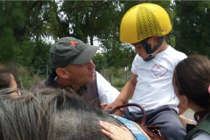Unos 30 minutos de su clase Jeremías los pasa encima del animal, realizando diversas actividades