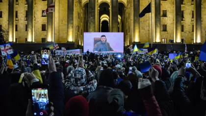 Unos 30.000 georgianos escucharon al presidente de Ucrania, Vlododymyr Zelensky, durante una protesta multitudinaria